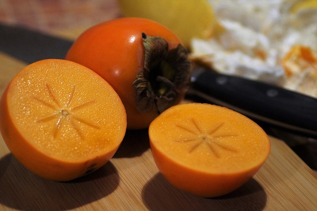 kaki tranché à manger nature avec une cuillere ou à la fourchette