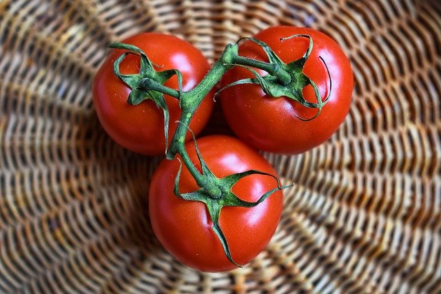 trois tomates, des frutis qu'on appelle fruit-légumes