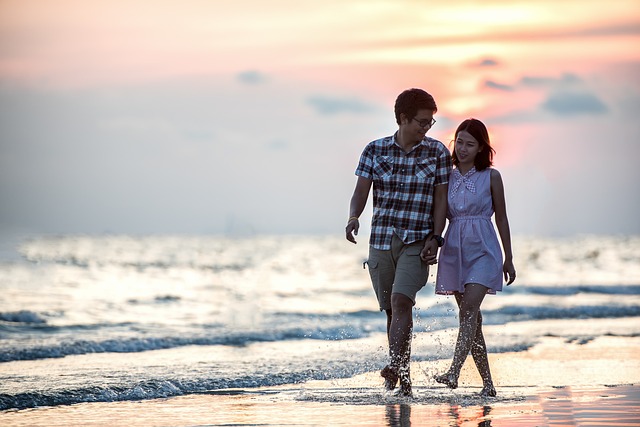 couple marche plage