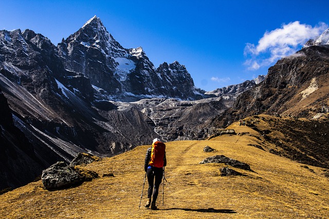 femme marche seule montagne