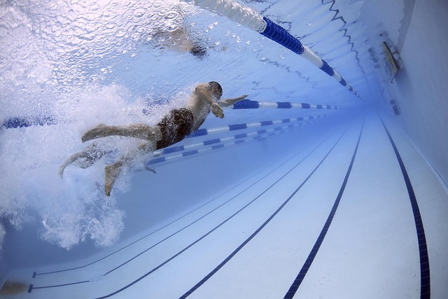 homme nage a la piscine