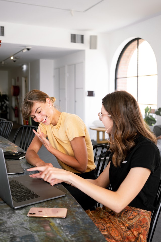 une femme parle avec assertivité à une autre femme