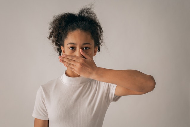 une femme s'empêche de parler